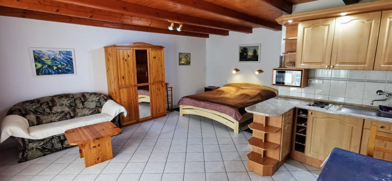 זלקרוס Magyar Apartmanhazak I-Iii. מראה חיצוני תמונה