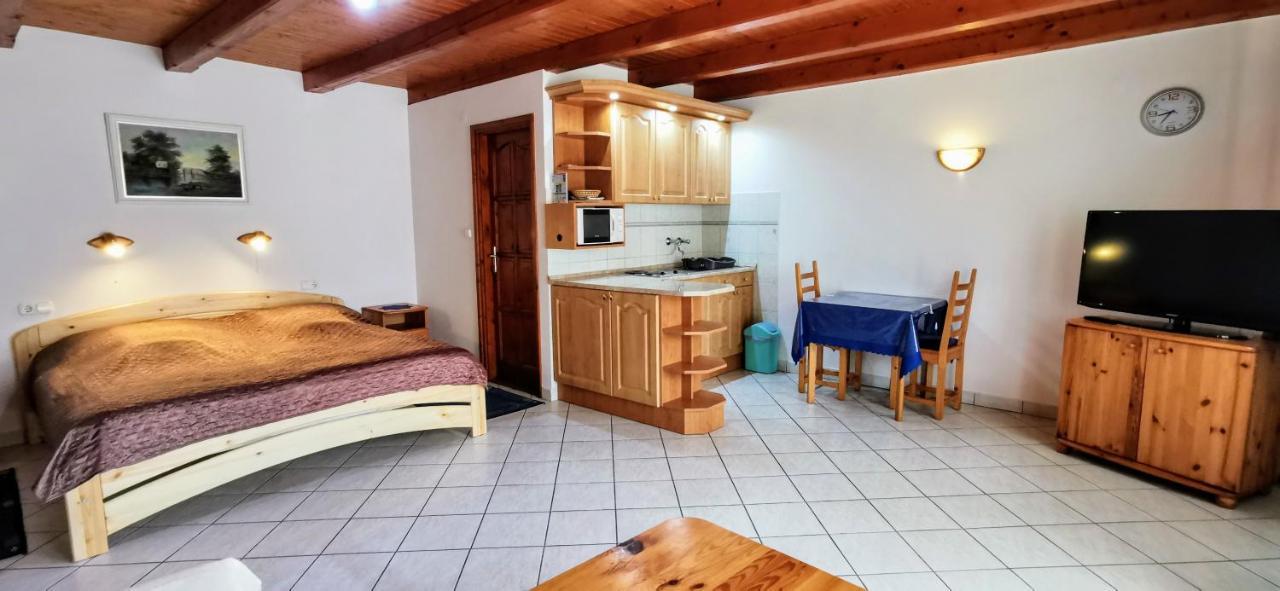 זלקרוס Magyar Apartmanhazak I-Iii. מראה חיצוני תמונה