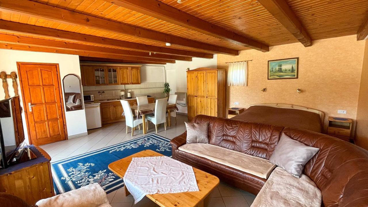 זלקרוס Magyar Apartmanhazak I-Iii. מראה חיצוני תמונה