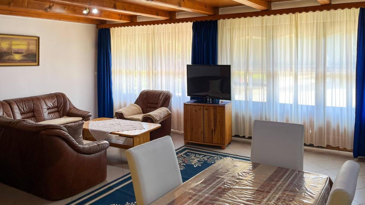 זלקרוס Magyar Apartmanhazak I-Iii. מראה חיצוני תמונה